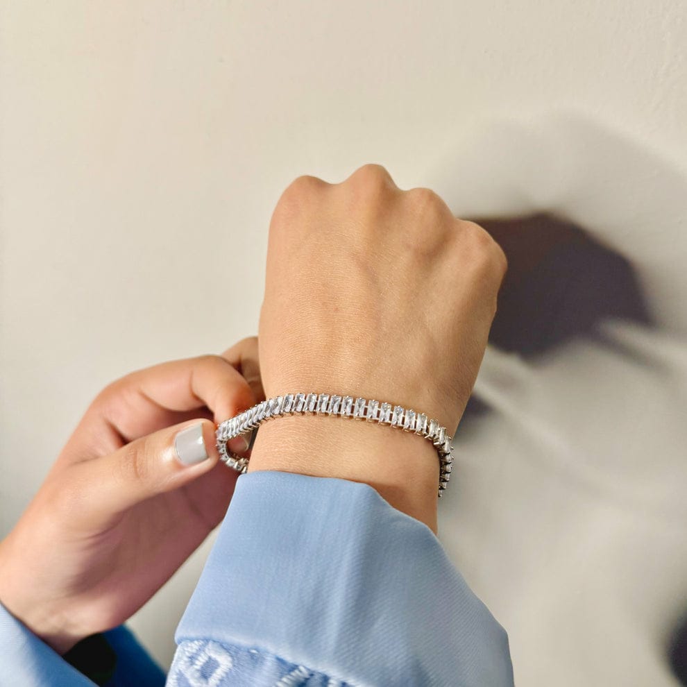 Elegant Bracelet With Premium Light Box 💖 + Free Delivery